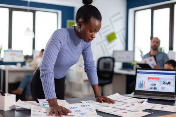 Coaching en Ligne : Déployer les Cadres Réglementaires (Bâle III/IV, ISO, RGPD) avec Agilité